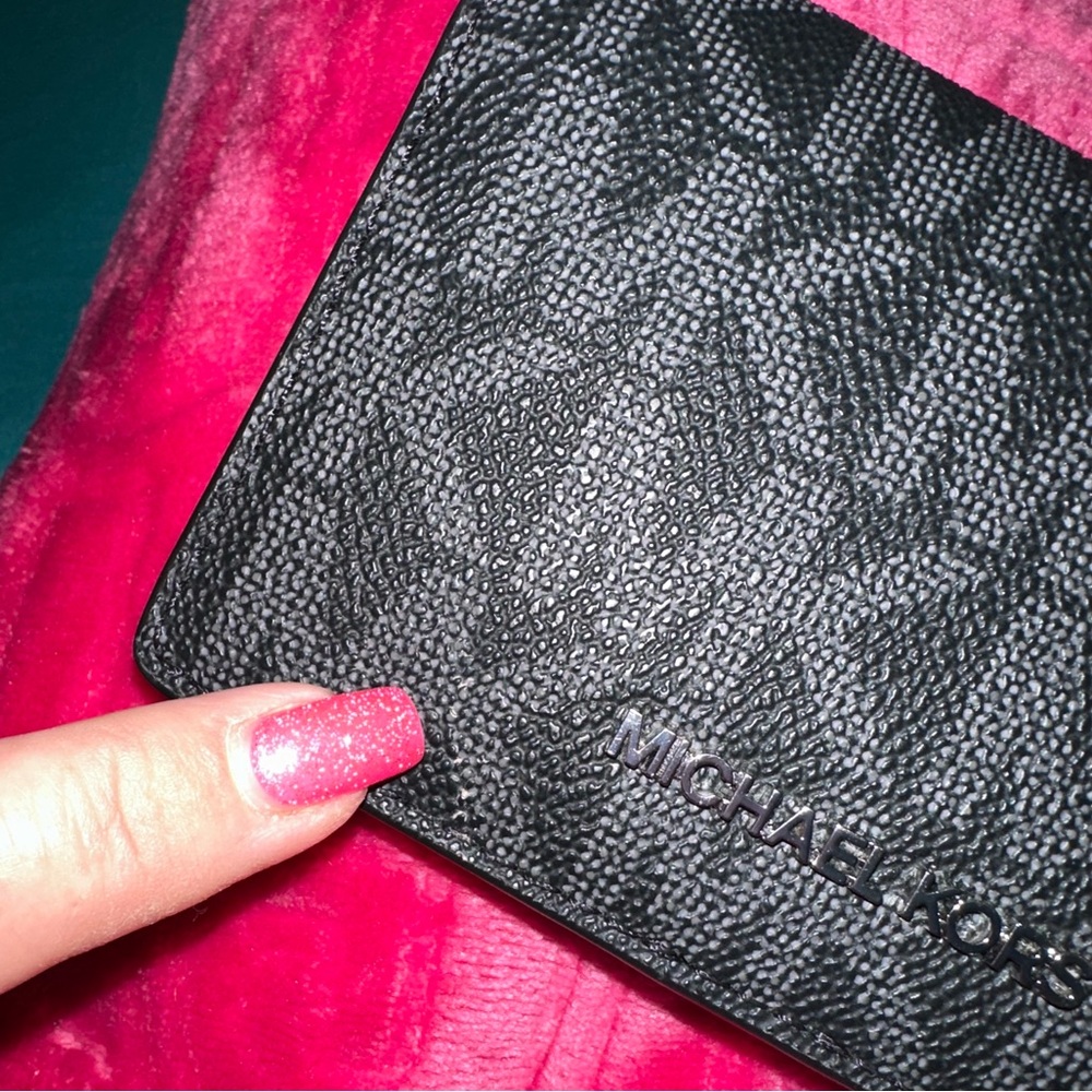 Michael Kors Wallet - Picture 5 of 11